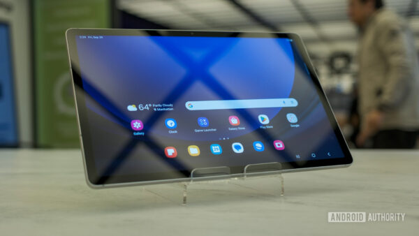 Apple iPad (10th Gen) | Samsung Galaxy Tab S9 FE+ - Image 7